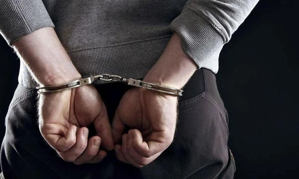 20χρονος κρατούσε σε διαμέρισμα στη Θεσσαλονίκη ανήλικο παιδί και δύο ενήλικες και τους εκβίαζε